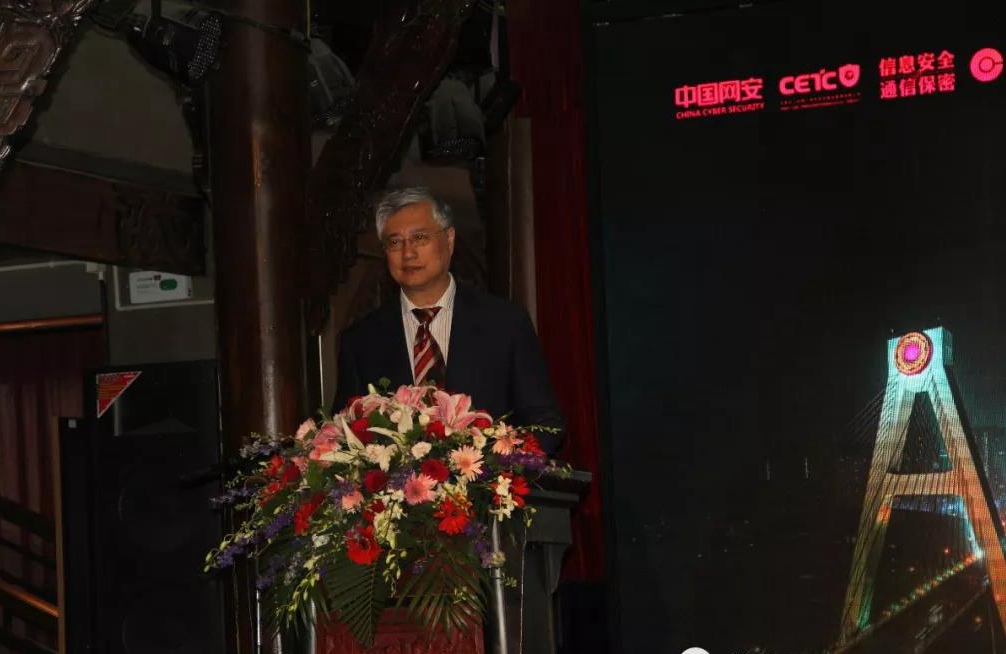 2.中国计算机学会计算机安全专业委员会主任严明主持会议.jpg